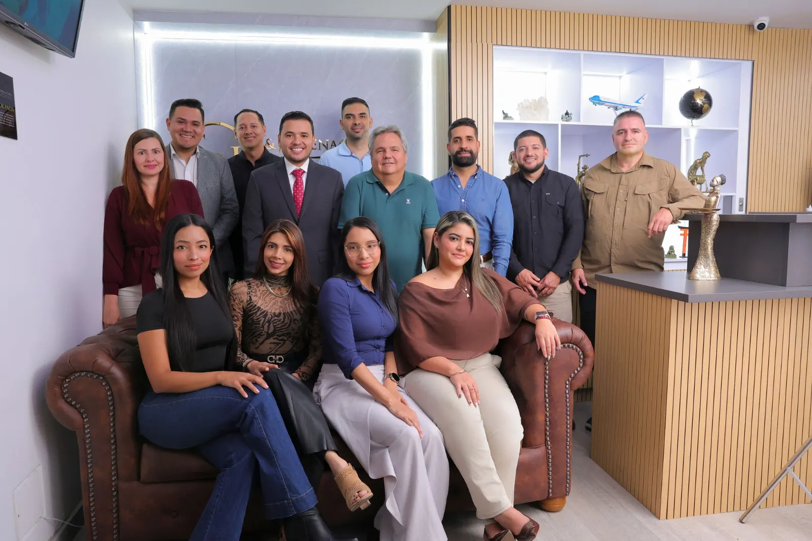 Equipo de trabajo de C.I. S&J Henao S.A.S. en sus oficinas
